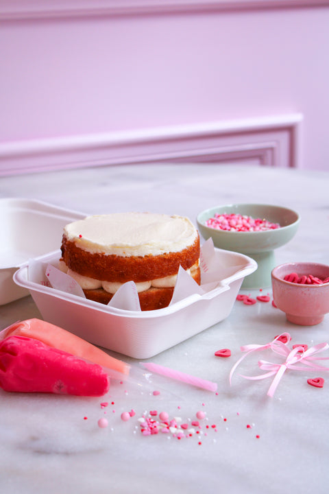 Versier je eigen taartje! Inclusief spuitzakjes, sprinkles en vanille taartje. Op te halen in de boetiek Breda. The Cake Room.