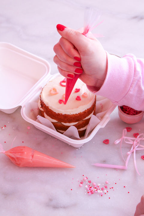 Bento cake versieren met spuitzakjes
