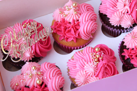Cupcakes met gouden happy birthday topper in feestelijke cupcake box
