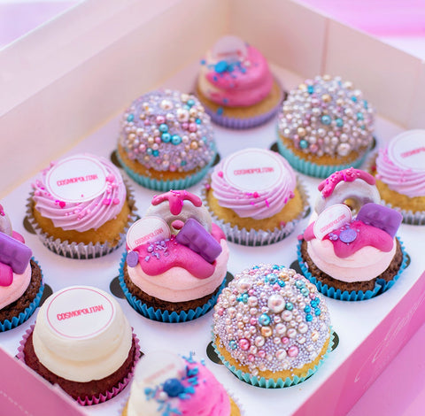 Cupcakes met logo voor Cosmopolitan custom made. Gepersonaliseerd in de gewenste kleuren en smaken.