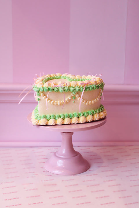 Heart_cake_wit_en_mint_groen_met_strik_rechterzijde_2
