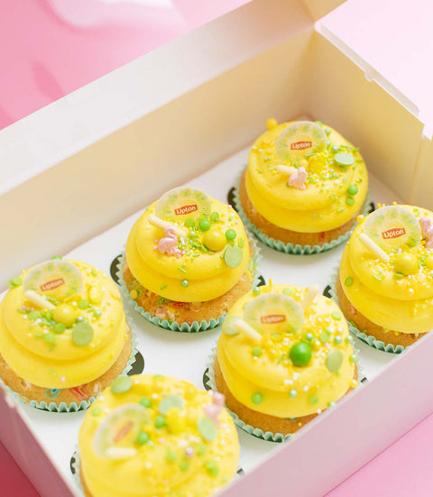 Gele cupcakes met lipton logo en smaak. Gepersonaliseerd in onze eigen bakkerij.