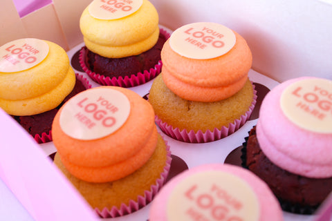 Gekleurde cupcakes met logo (6st.)