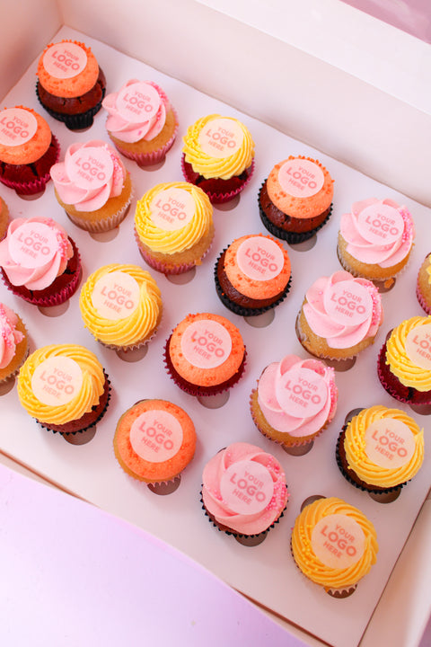Gekleurde mini cupcakes met logo (Box 24st.)
