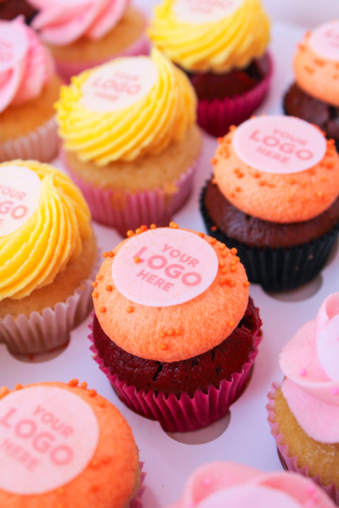 Gekleurde mini cupcakes met logo (Box 24st.)