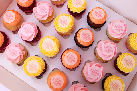 Gekleurde mini cupcakes met logo (Box 24st.)
