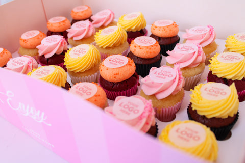 Gekleurde mini cupcakes met logo (Box 24st.)