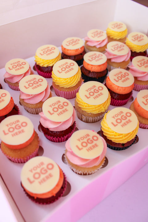 Gekleurde mini cupcakes met logo (Box 24st.)