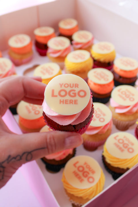 Gekleurde mini cupcakes met logo (Box 24st.)