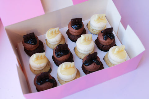 Mini chocolade cupcakes geserveerd bij koffie of dessertmoment
