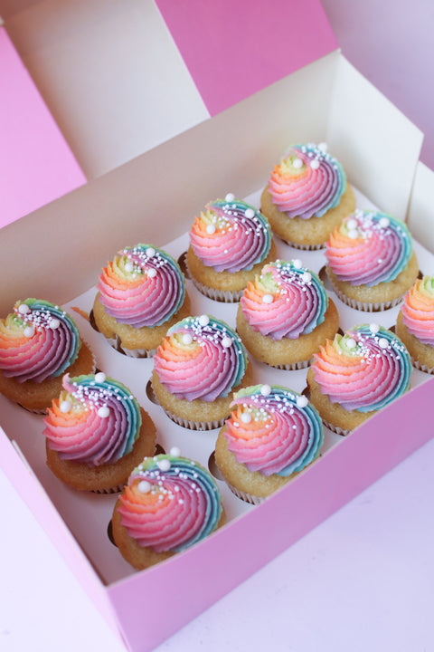 Kleurrijke rainbow cupcakes voor kinderfeestje of traktatie

