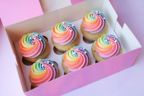 Rainbow cupcake box van The Cake Room Breda met handgemaakte cupcakes
