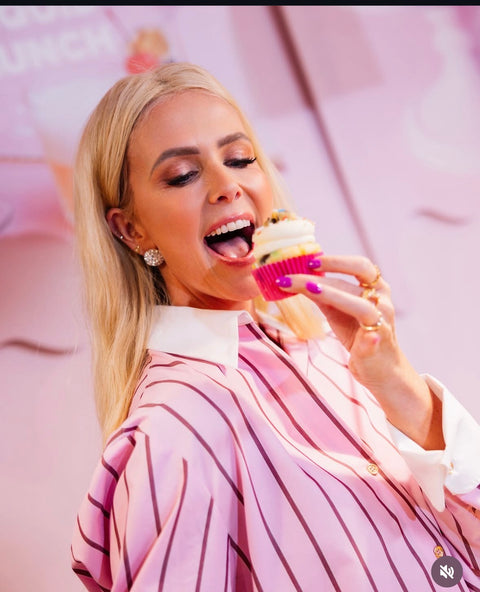 Monique smit eet een cupcake bij The Cake Room in Breda. 
