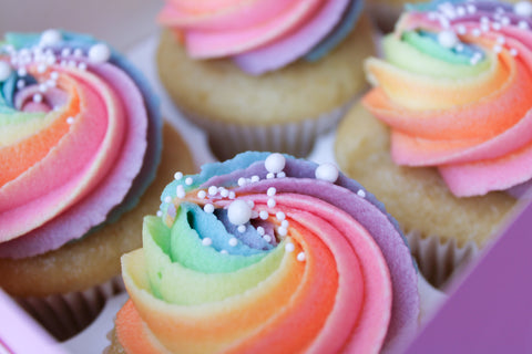 Rainbow cupcake box met 6 kleurrijke cupcakes – perfect als verjaardagscadeau
