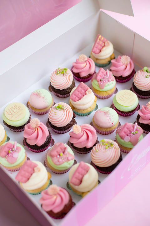Signature mini cupcake box van the cake room Breda met roze kleuren en unieke versieringen
