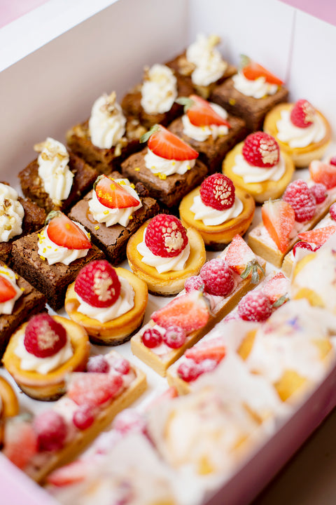 Sweet table box met diverse sweets, alles huisgemaakt bij the cake room in breda. Bezorging en ophalen mogelijk.