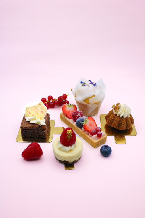 sweettable box met diverse sweets. met logo of fruit. The Cake Room Breda.