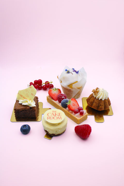Sweet table box met diverse sweets en logo