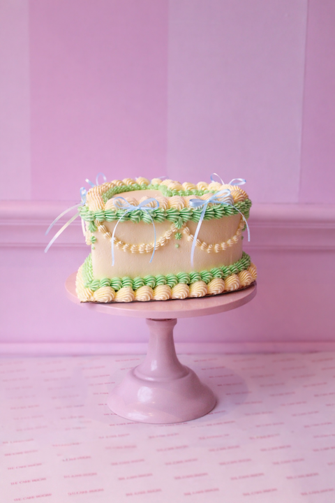 Vintage_mint_heart_cake_met_blauwe_strikjes
