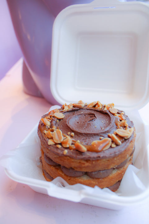 een bento cakeje met chocolade en noten. Vers gemaakt bij The Cake Room Breda en mooi ingepakt.