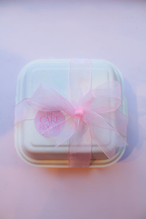 Bento cakeje verpakt met strik