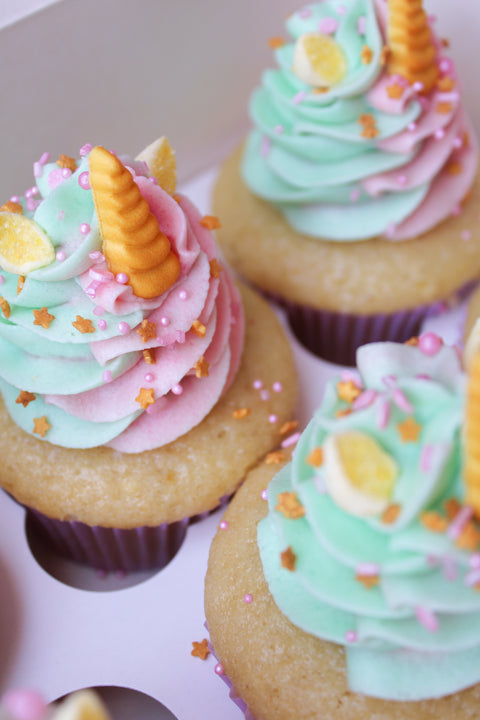 Roze unicorn cupcake box met 6 luxe cupcakes – handgemaakt door The Cake Room Breda
